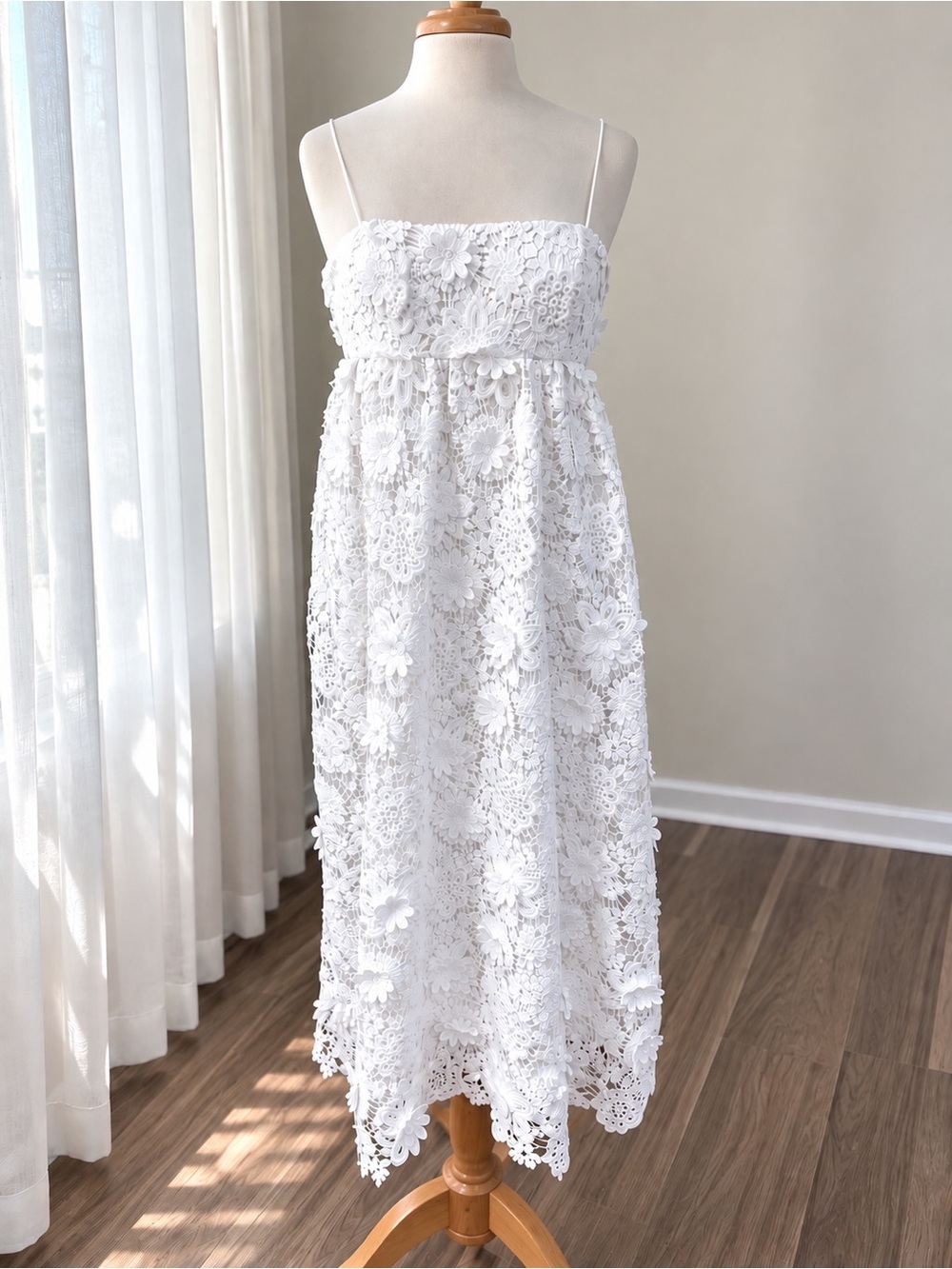 Vowβd White 3D Floral Lace Midi Bridal Dress Size 4